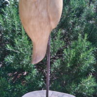 Bird # 1 - Copie plâtre patine bois sur socle bois (57 x 18 cm - oiseau 31 x 11 cm) - Oiseau stylisé inspiré de la posture du flamant rose endormi